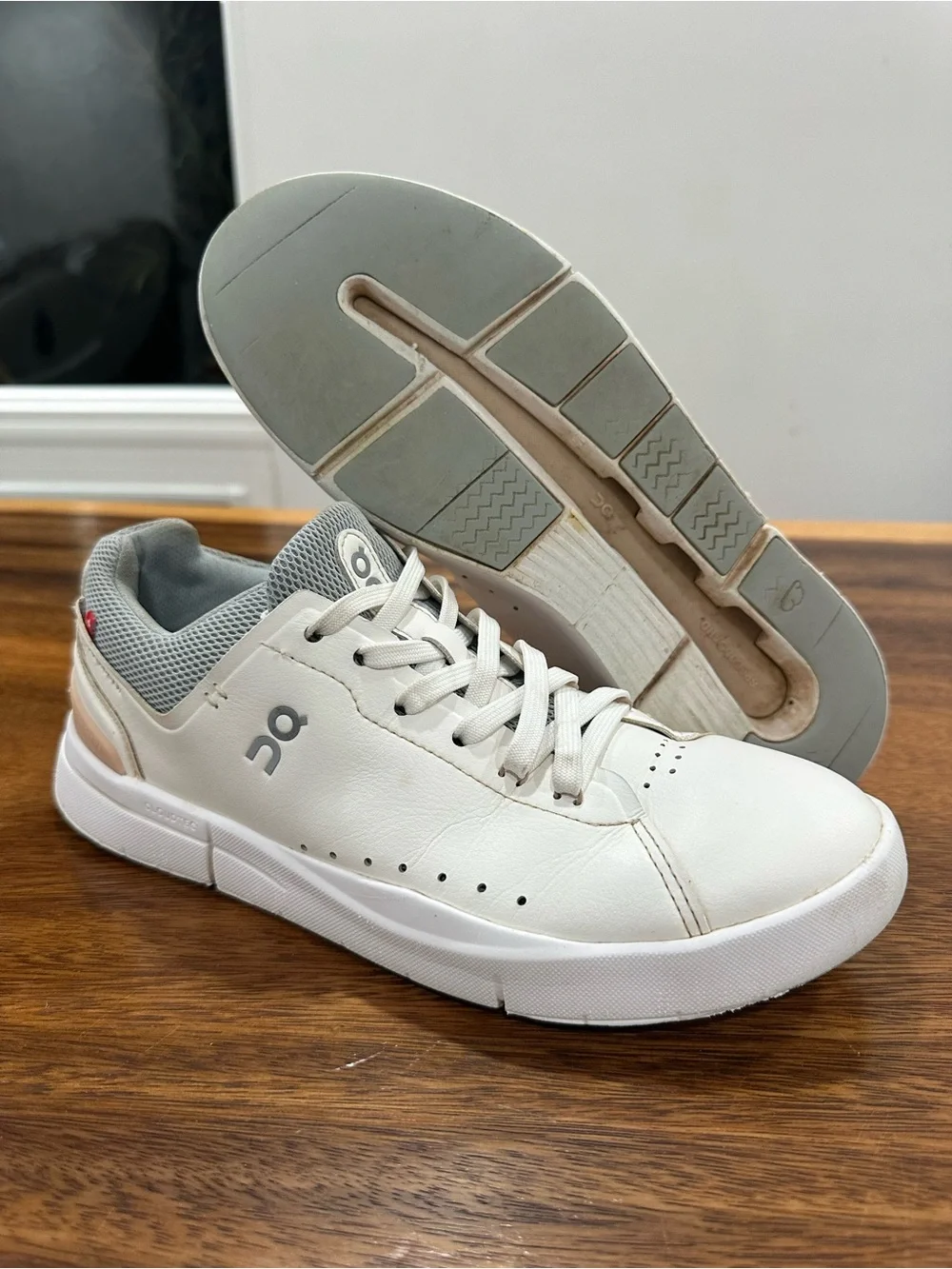 ON The Roger Advantage White Rosehip Women’s Sz  8 EU 39 Tennis Pickleball